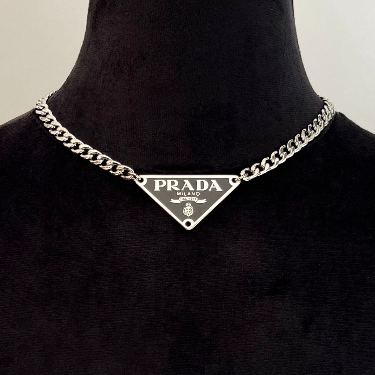 Collar Prada Logo Plateada