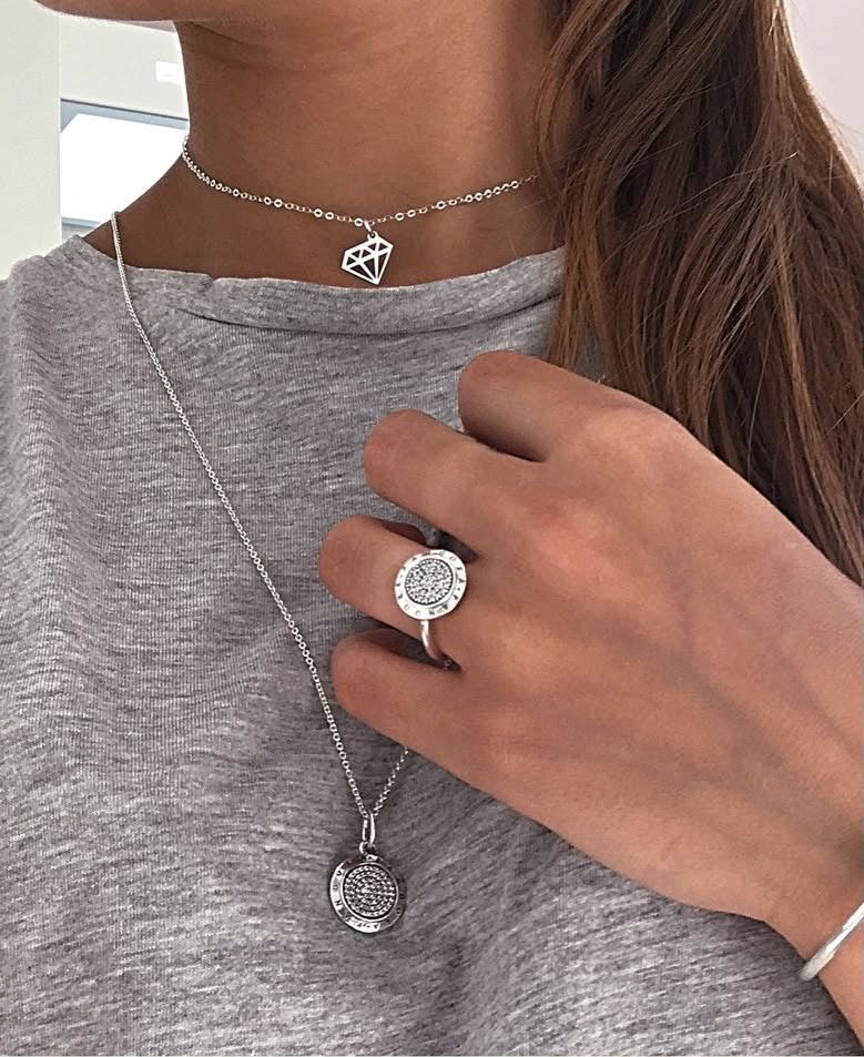Collar Pandora Círculo Grande Con Circonias Y Logo
