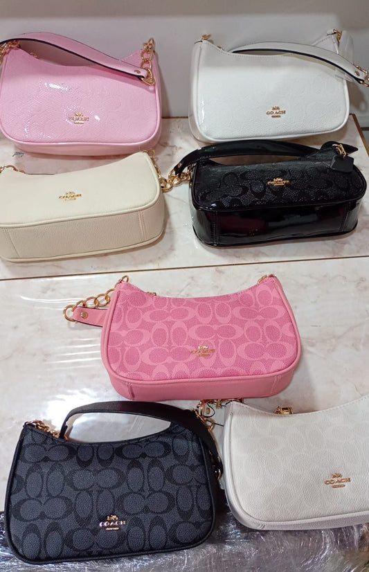 Cartera De Hombro Coach Teri Pequeña En Color Blanco Con Textura Matte (sin llavero)
