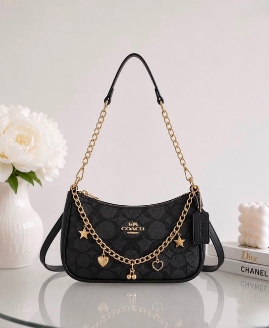 Cartera Coach Teri De Hombro Negra Con Charm Largo