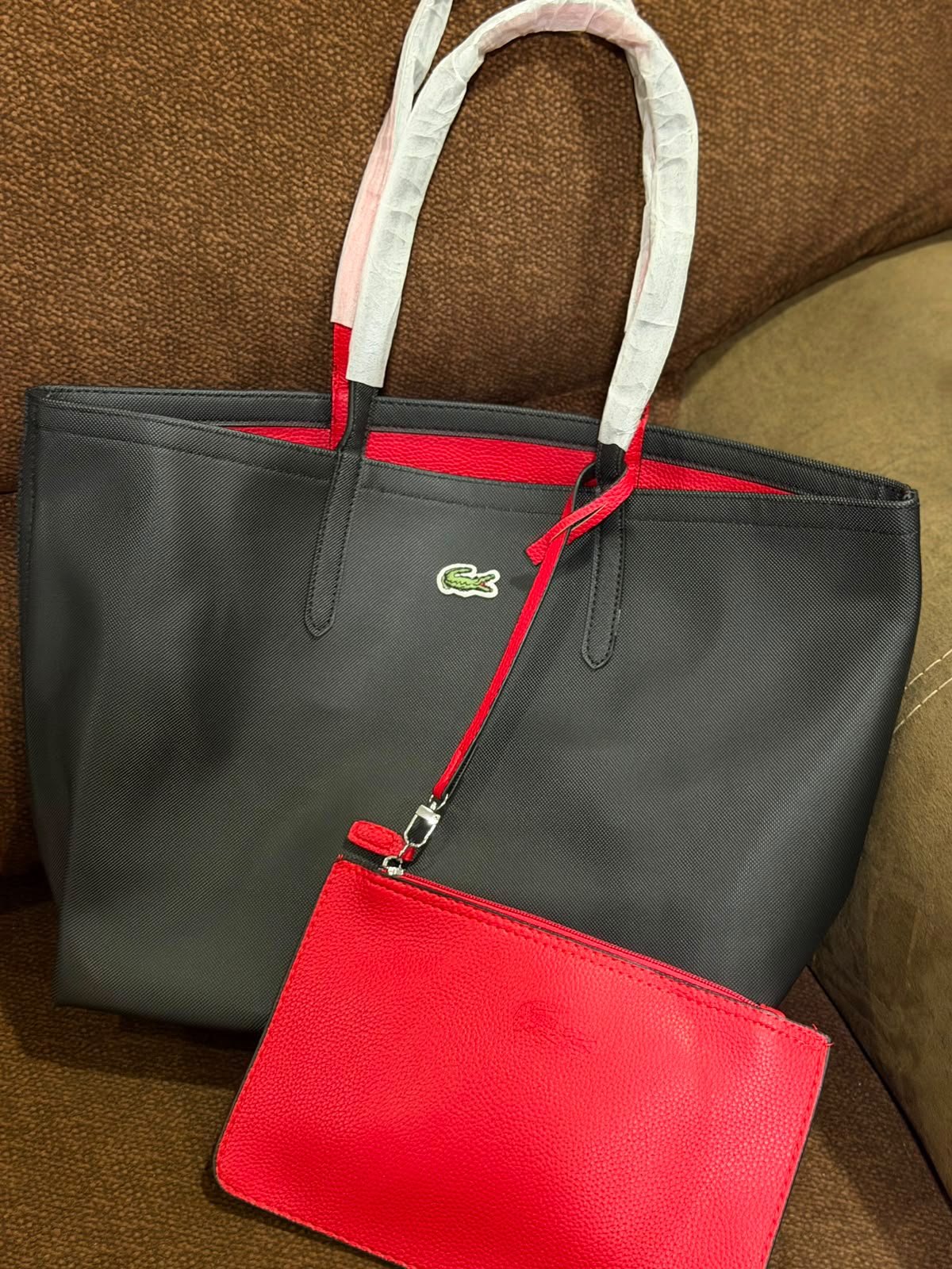 Cartera Lacoste Grande Con Bolsa De Mano De 2 Colores Negro Y Rojo