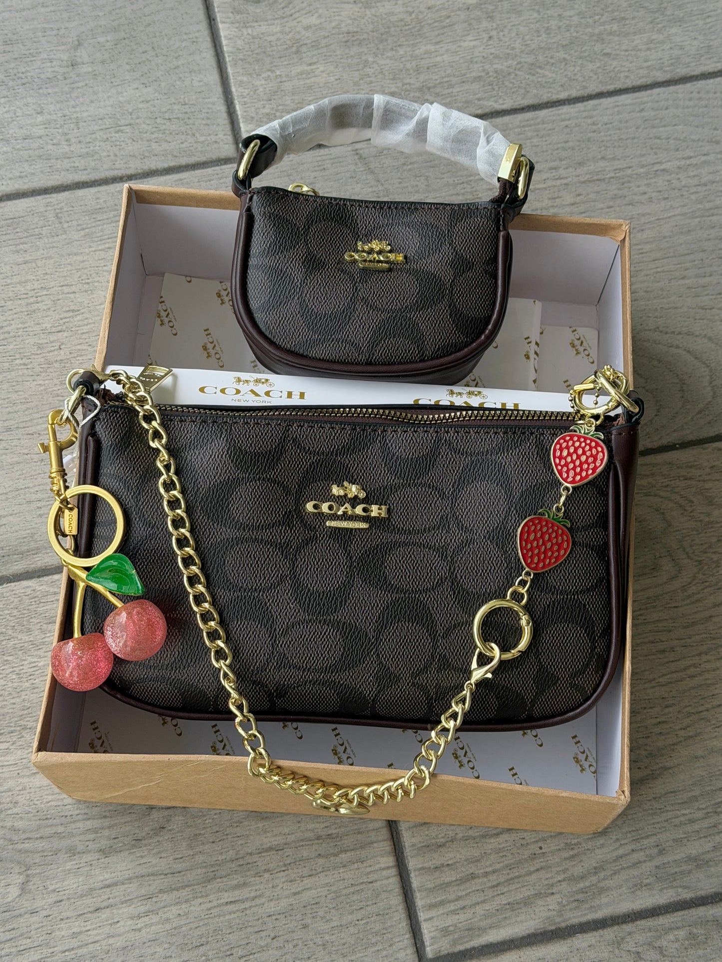 Set De Cartera Coach Mini Con Cartera De Hombro y Charms Color Marrón Con Caja