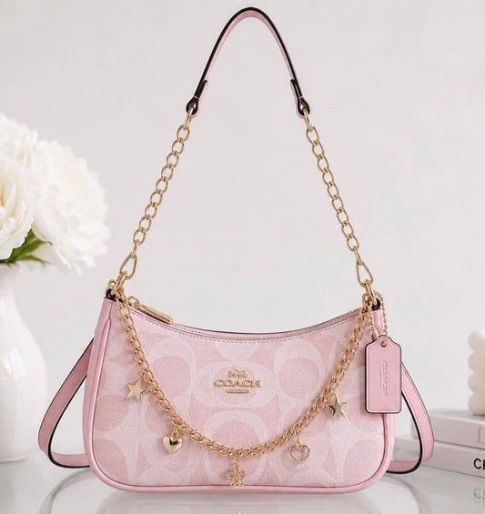 Cartera Coach Teri De Hombro Rosada Con Charm Largo