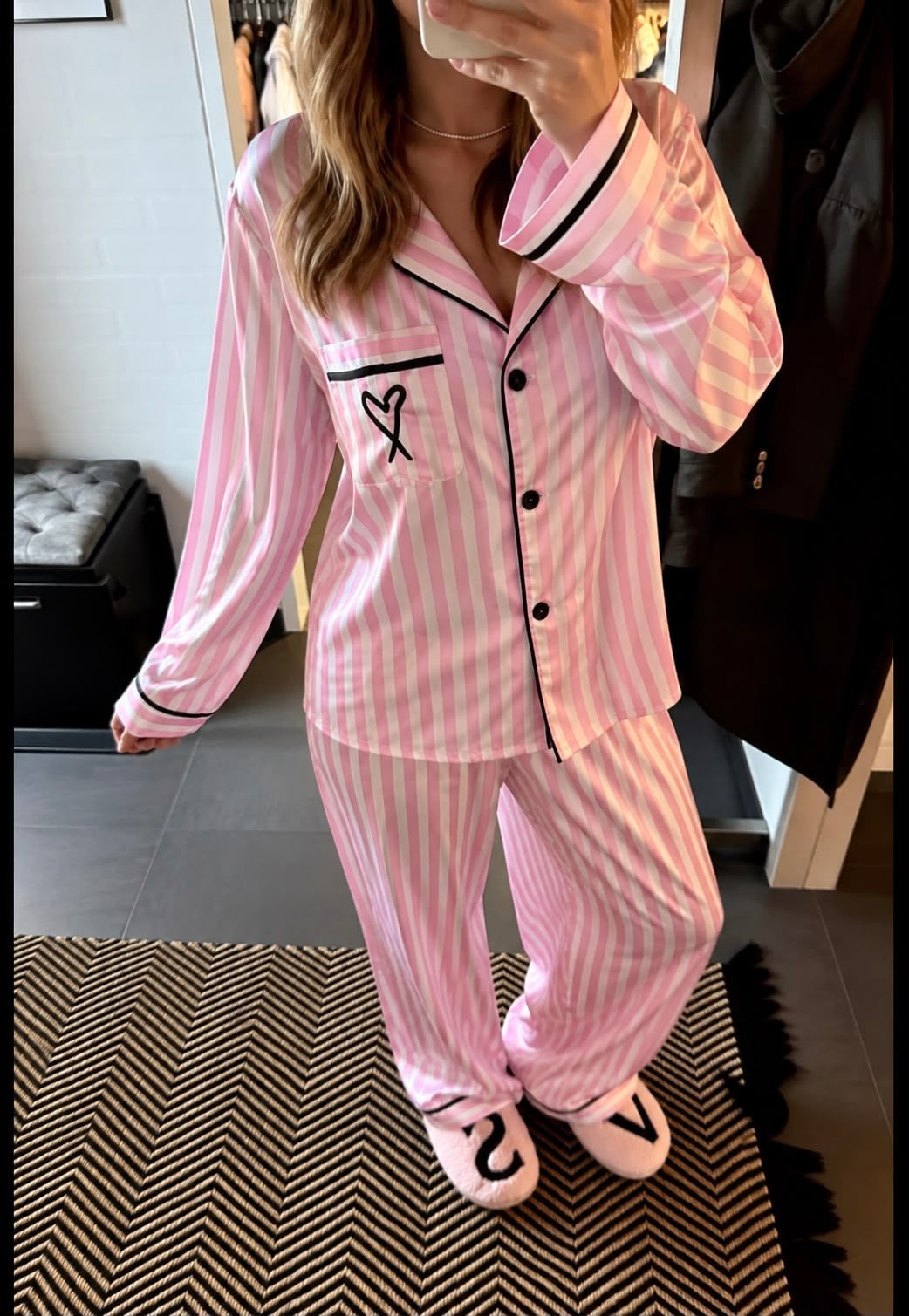 Pijama de Victoria’s Secret de pantalón con rayas, rosas y corazón