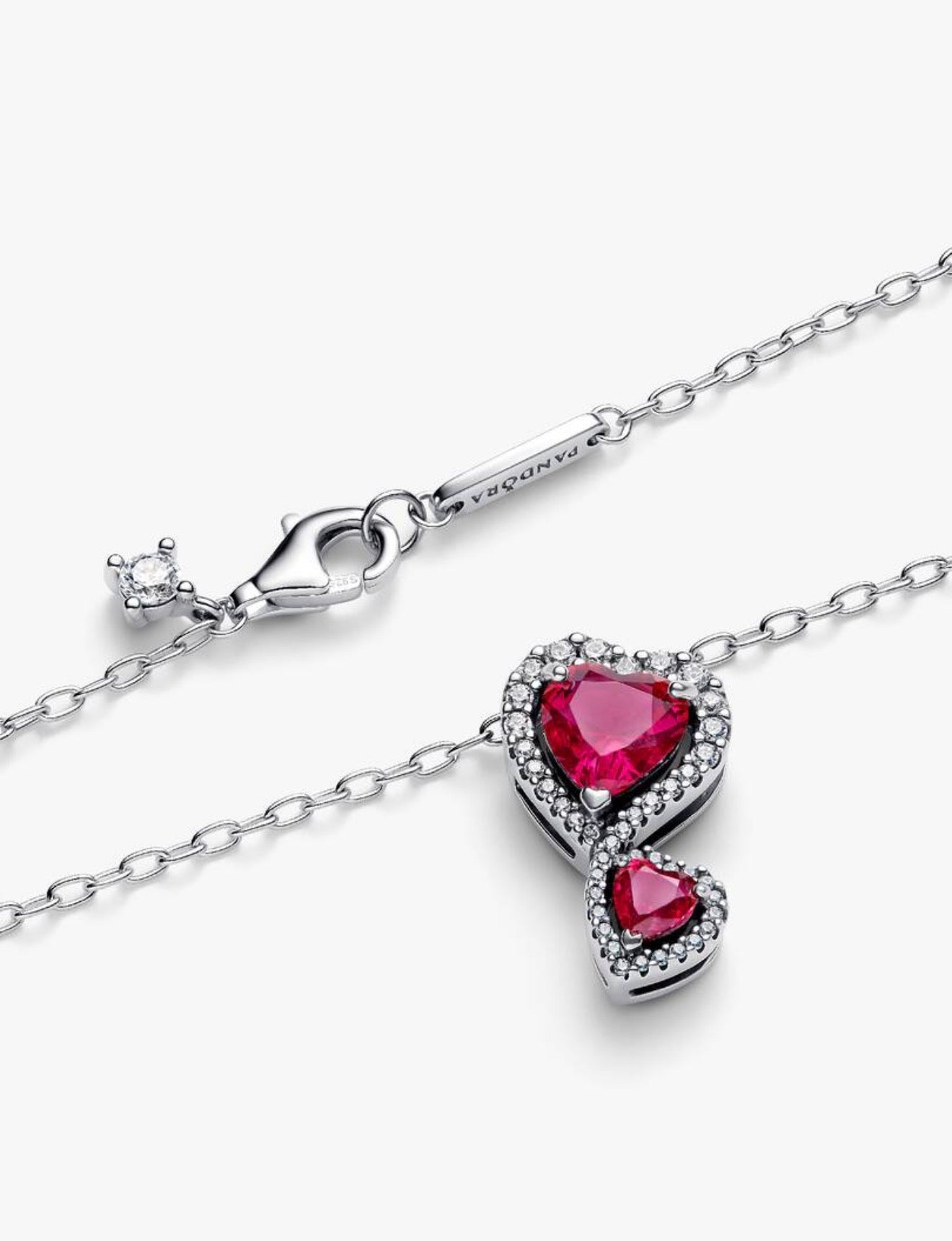 Collar Pandora con colgante de corazones con halo rojo