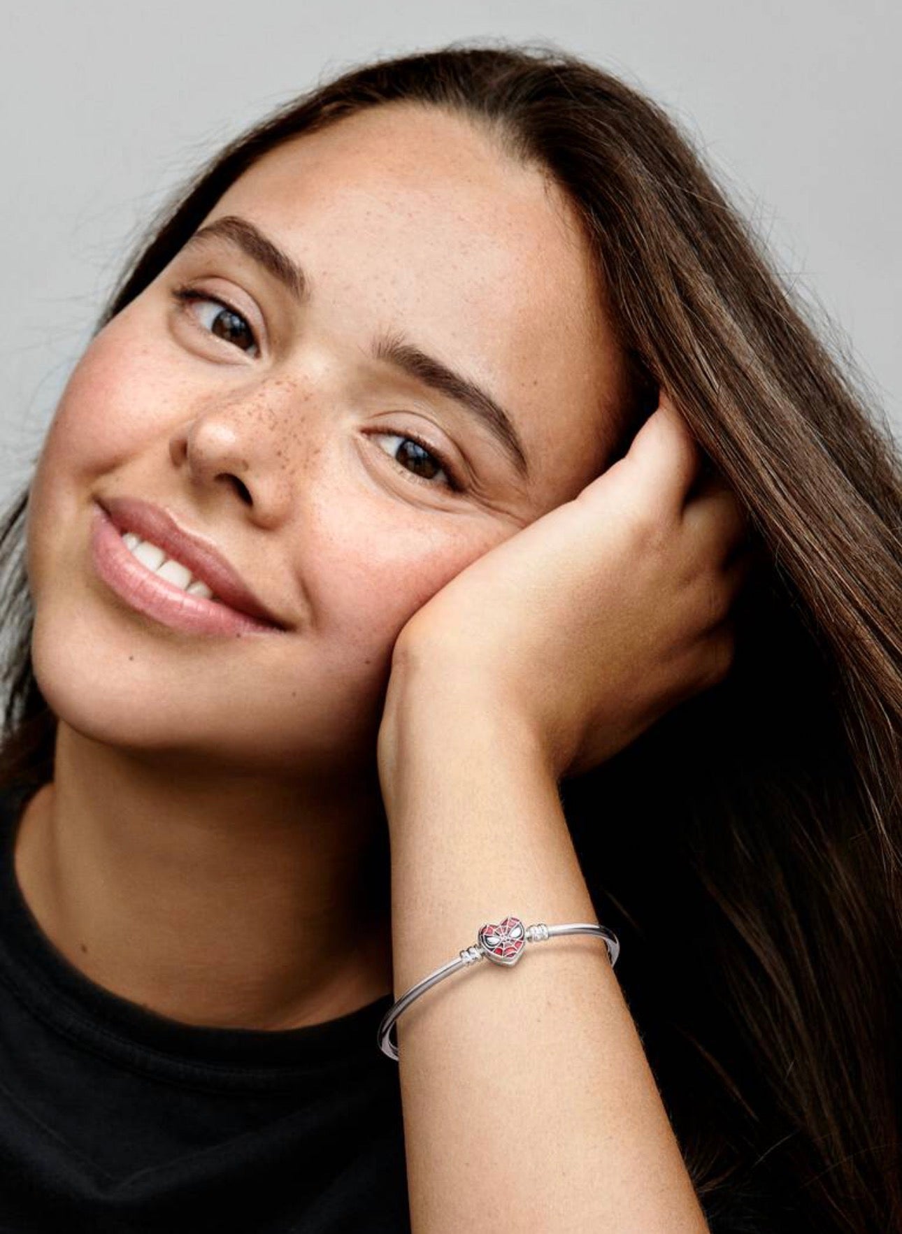 Brazalete Pandora rígido con broche de máscara de Spiderman de Marvel