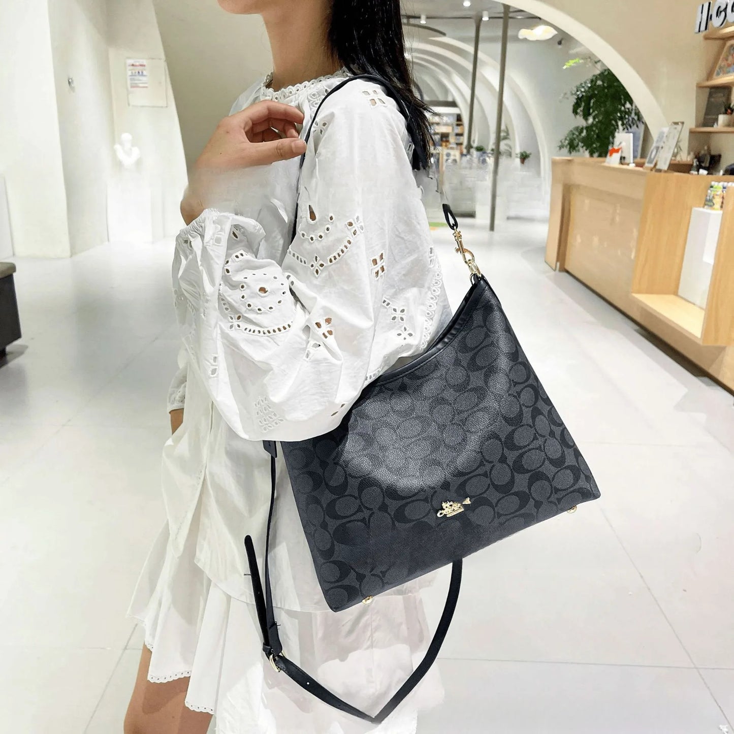 Cartera Coach Laurel en lona de firma color negro
