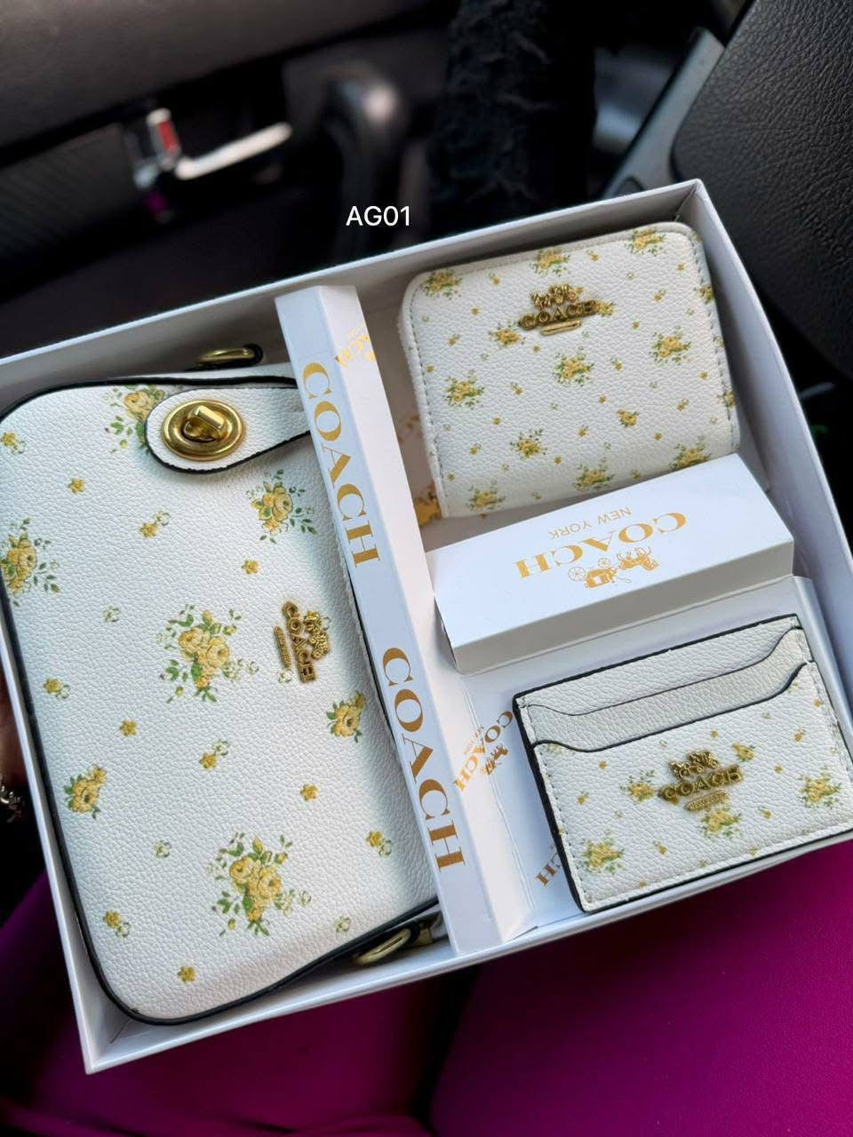 Set De Regalo De Cartera Coach Blanca con Flores Amarillas de 3 Piezas Con Caja