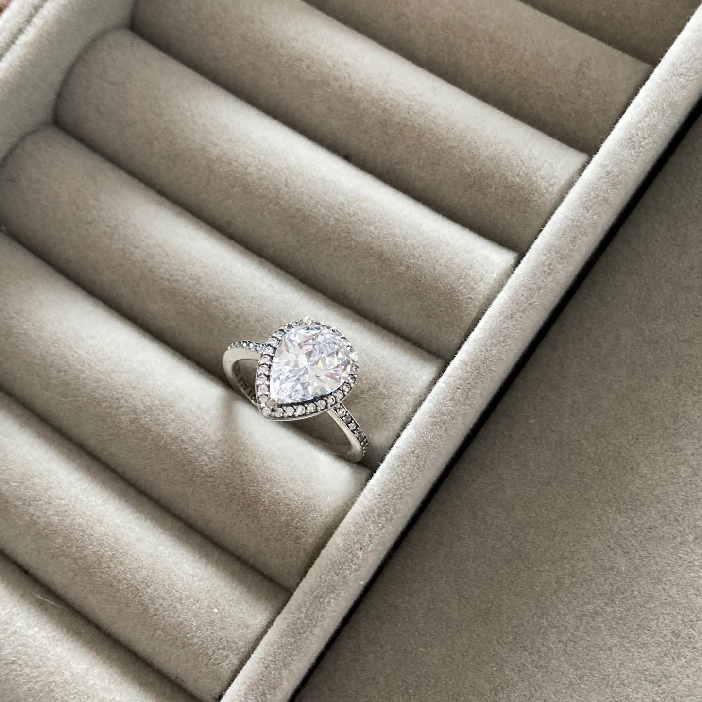 Anillo Pandora Halo de Lágrima Brillante