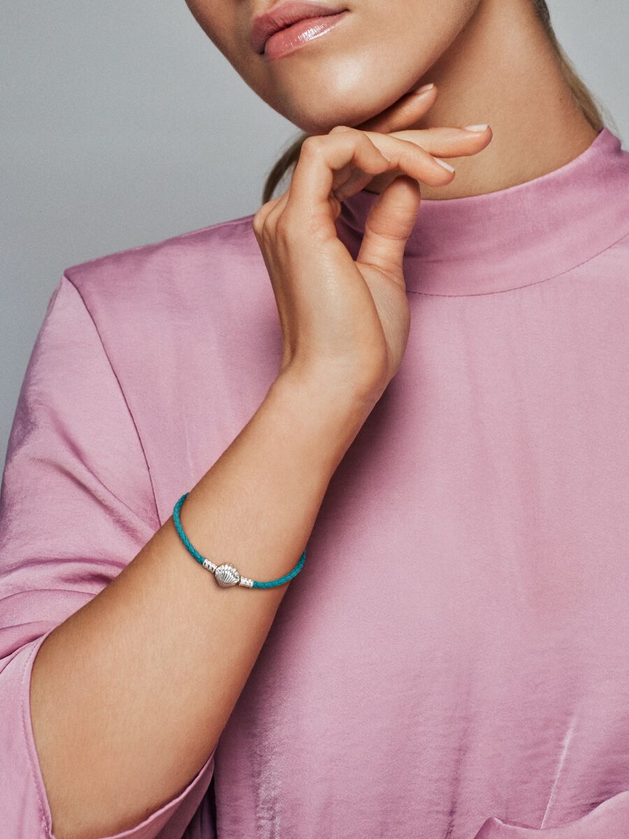 Pulsera Pandora en Cuero Trenzado Turquesa con Cierre de Concha