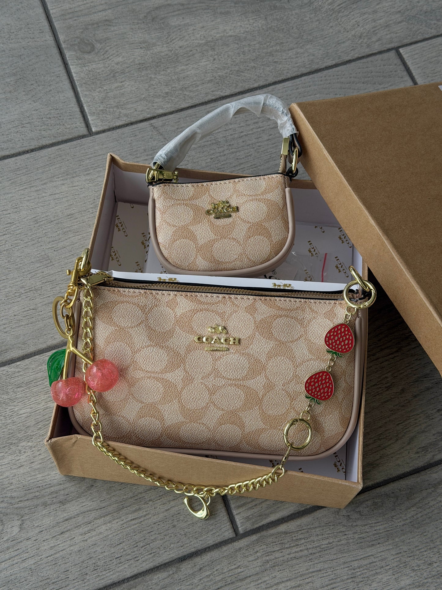 Set De Cartera Coach Mini Con Cartera De Hombro y Charms Color Khaki Con Caja