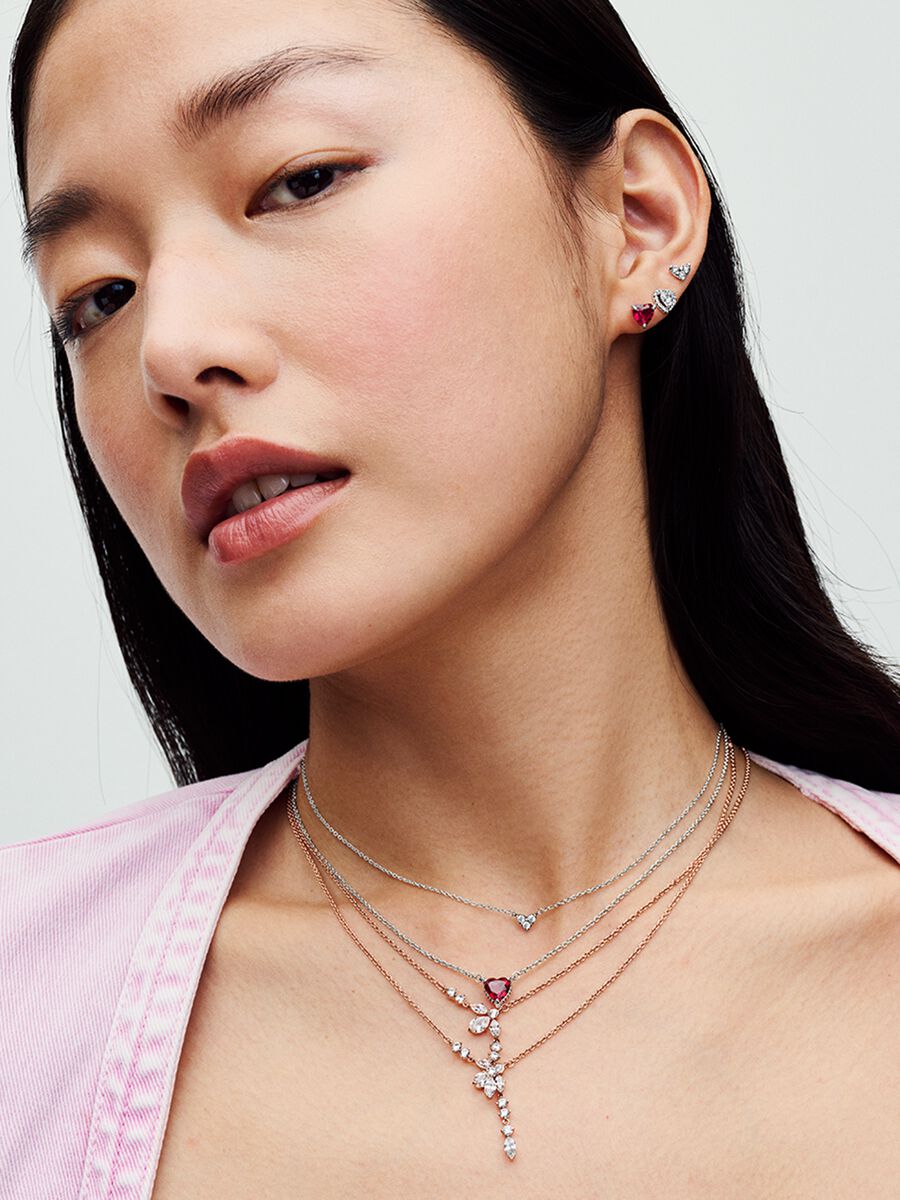 Aretes Pandora Corazones en Relieve Blanco