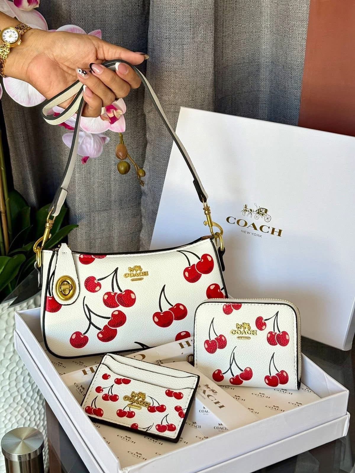 Set De Regalo De Cartera Coach Blanco Con Cerezas de 3 Piezas Con Caja