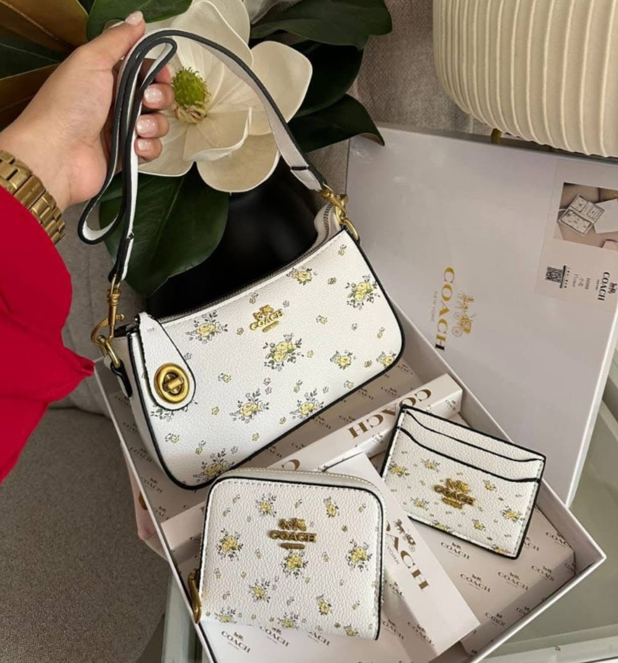 Set De Regalo De Cartera Coach Blanca con Flores Amarillas de 3 Piezas Con Caja