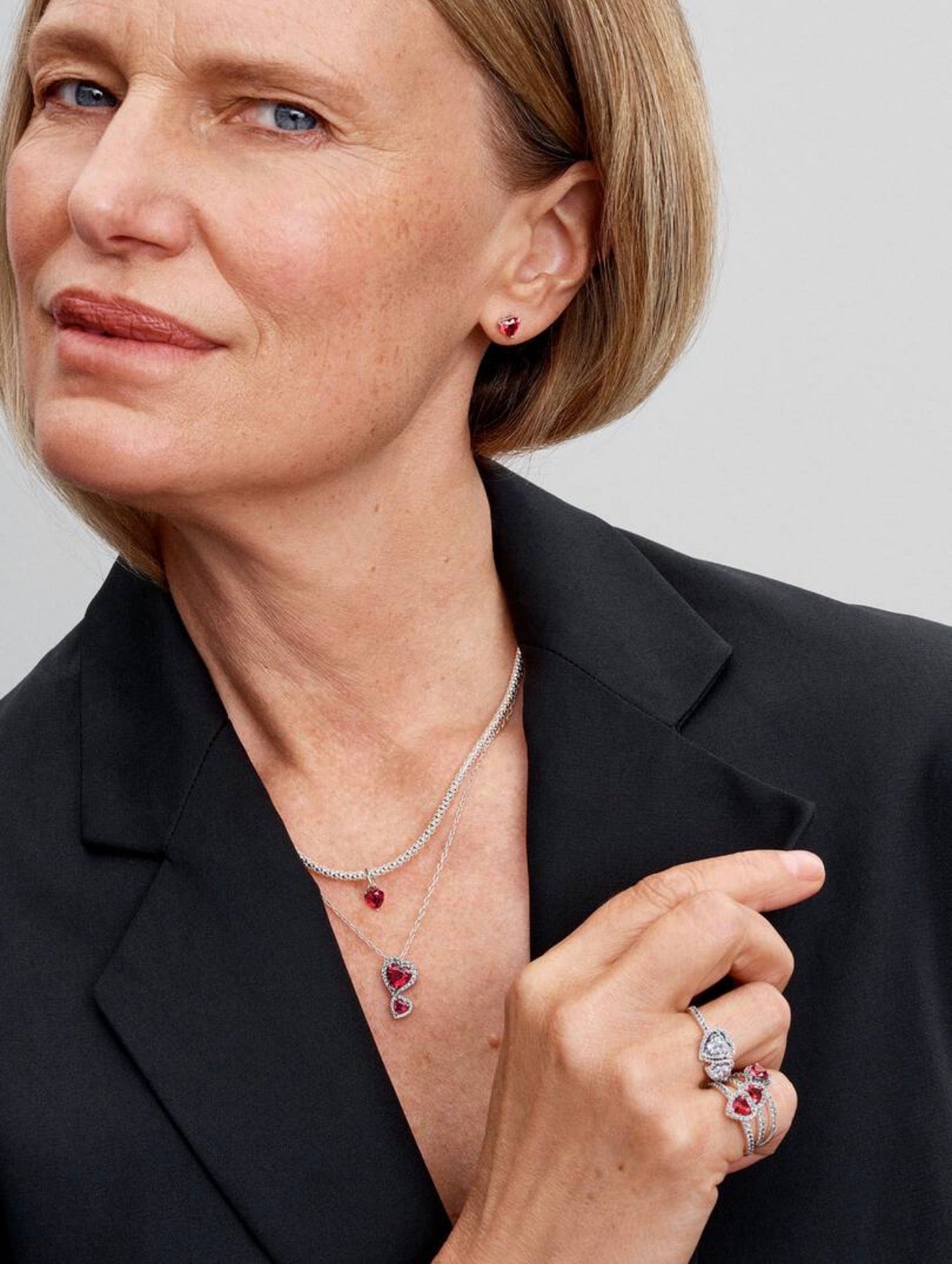 Collar Pandora con colgante de corazones con halo rojo