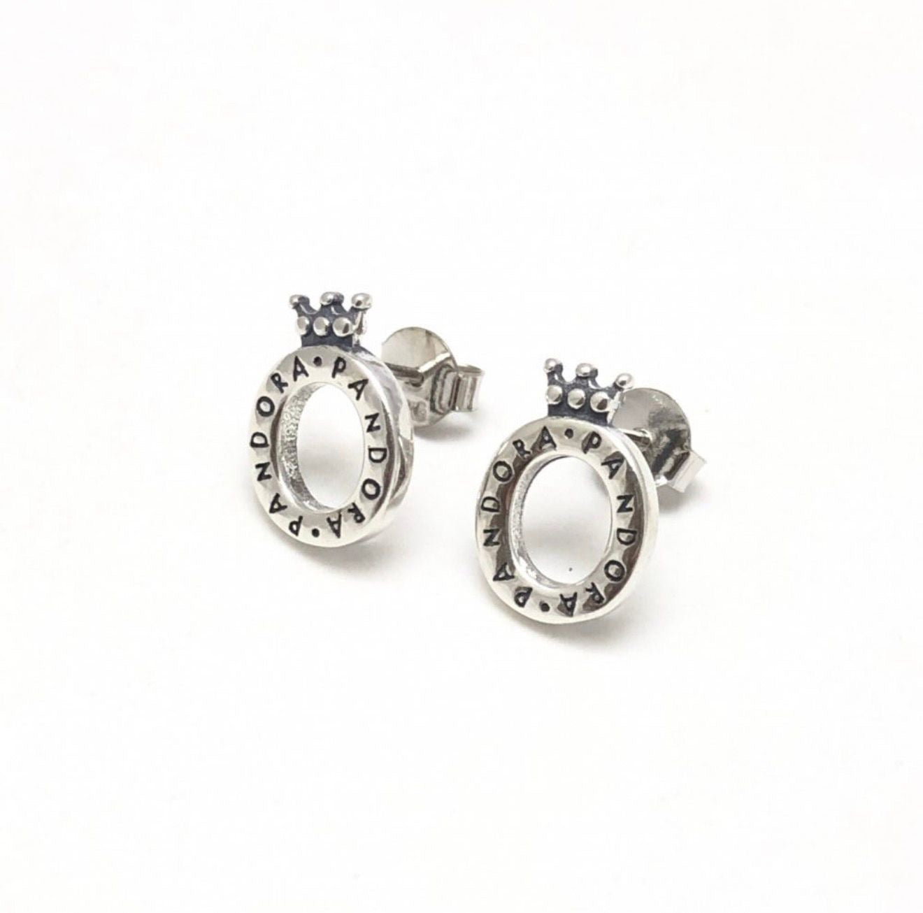 Aretes Pandora De Botón Con Corona