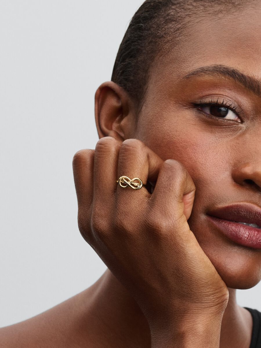 Anillo Pandora Nudo Infinito Dorado