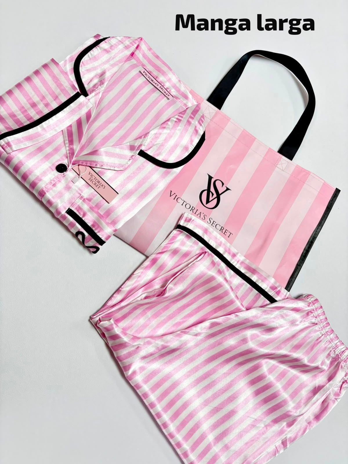 Pijama de Victoria’s Secret de pantalón con rayas, rosas y corazón