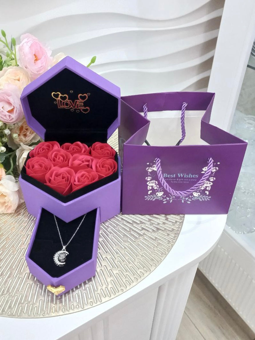 Kit Morado Con Caja en forma de corazón y flores arriba