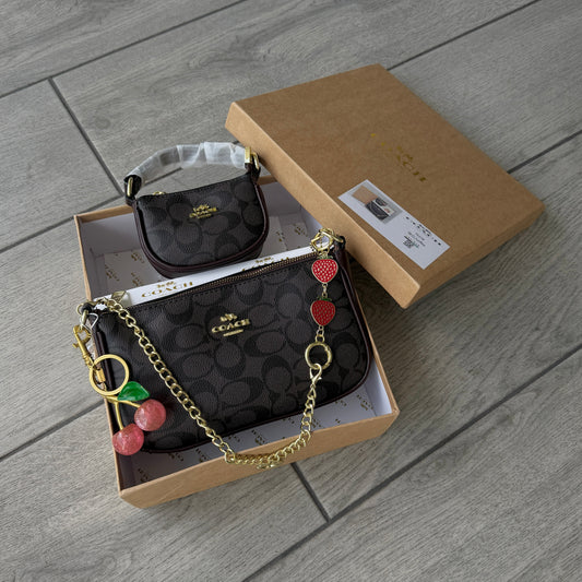 Set De Cartera Coach Mini Con Cartera De Hombro y Charms Color Marrón Con Caja