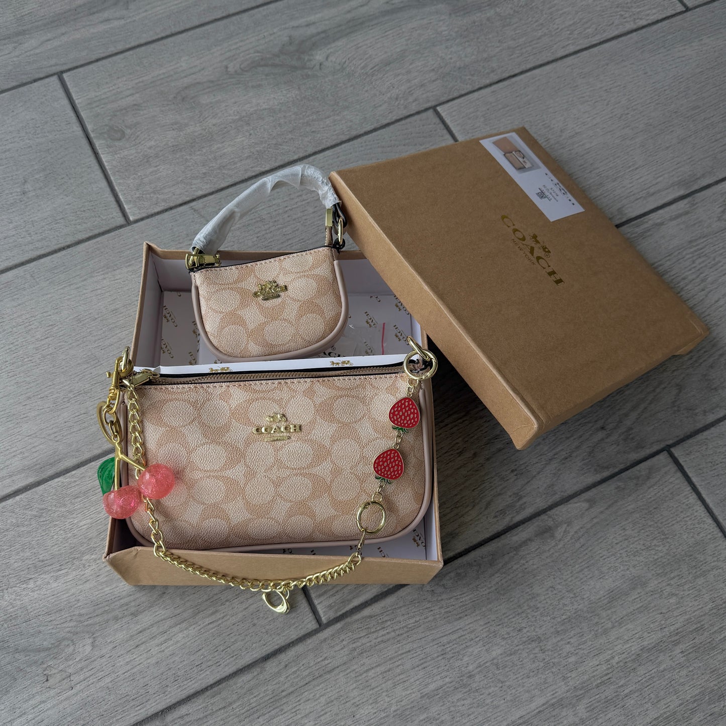 Set De Cartera Coach Mini Con Cartera De Hombro y Charms Color Khaki Con Caja