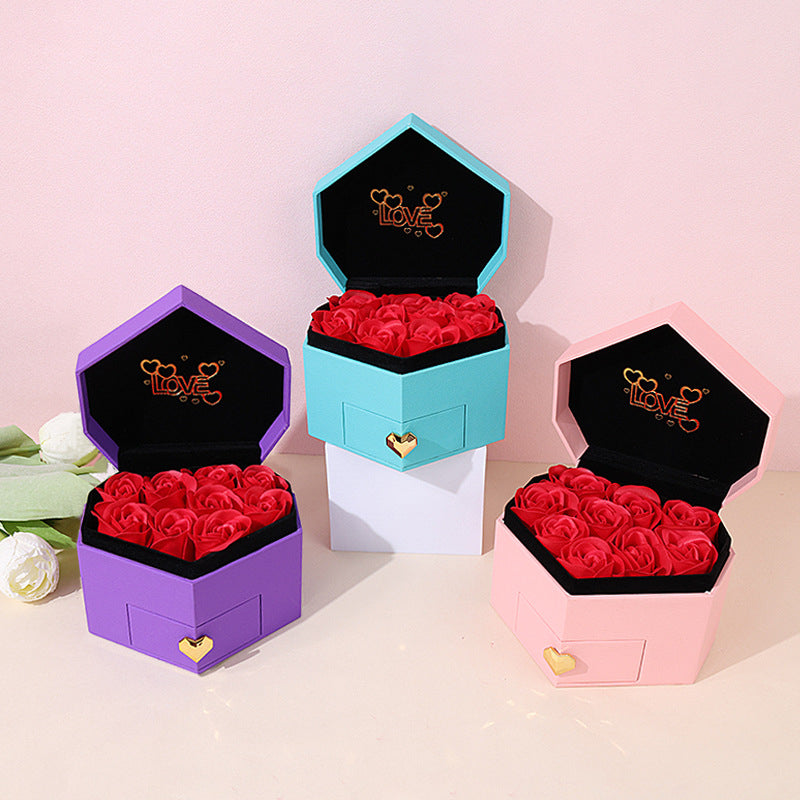 Kit Azul Turquesa Con Caja en forma de corazón y flores arriba
