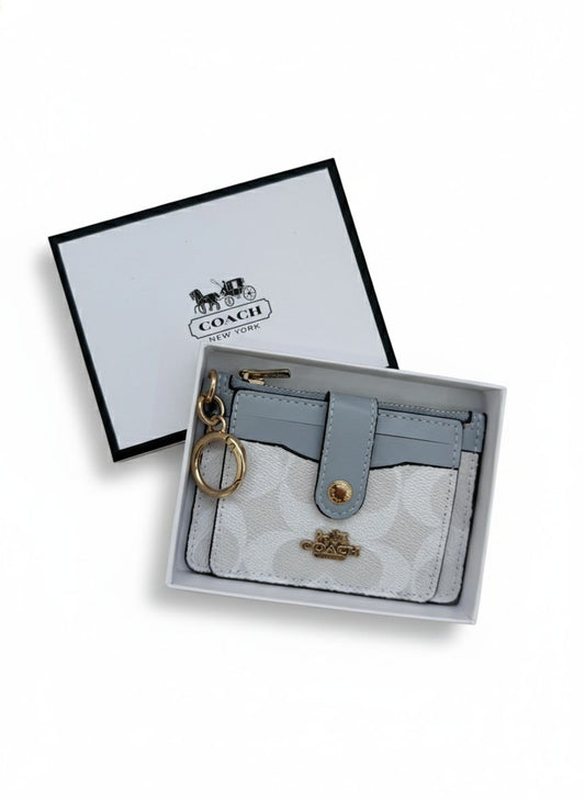 Tarjetero coach cuadrado Celeste con caja de regalo