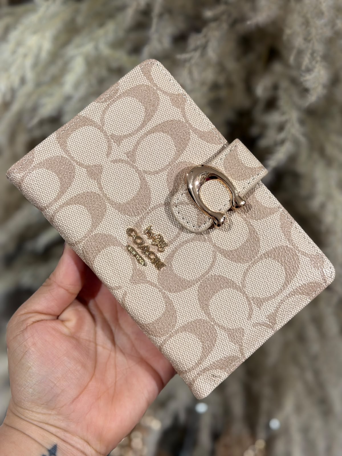 Monedero Mediano Coach Tabby En Color Khaki Con Herraje Dorado Con Caja
